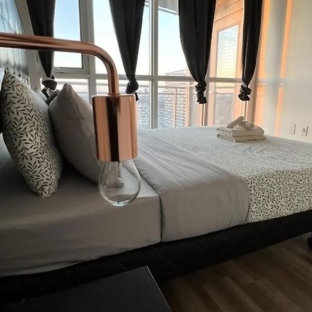 Stunning Luxurious Lakeview Condo By Cn Tower Toronto Exterior foto